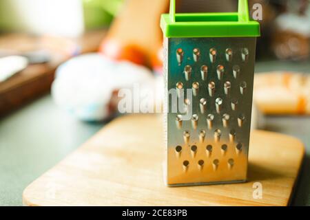 Photo d'une grille de cuisine en métal avec trous ovales sur la table de cuisine Banque D'Images