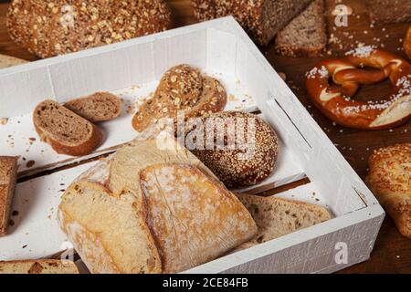 Vue de dessus des petits pains faits maison et des pains avec croissants et autre boulangerie sur table en bois Banque D'Images