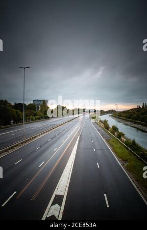 Des sentiers de lumière de voitures en mouvement sur une autoroute anglaise avec météo orageux au-dessus de la tête Banque D'Images