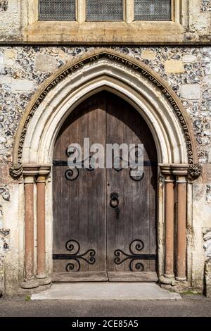 une vieille porte fermée de l'église en bois Banque D'Images