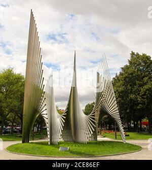 Monument pour la sculpture en acier inoxydable des Amériques dans le jardin Des Amériques à Burgos Castille et Leon Espagne Banque D'Images