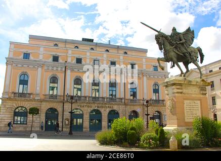 Rodrigo Díaz de Vivar 'El CID' statue sur un cheval en pointant une épée au milieu de la route Burgos Castille et Leon Espagne Banque D'Images