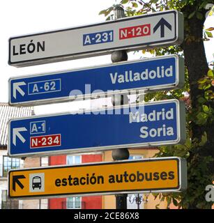 Panneaux routiers sur un poste à Leon Valladolid Madrid Soria Gare routière de Burgos Castille et Leon Espagne Banque D'Images