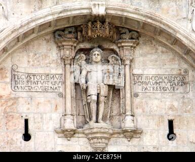 Sculpture centrale avec écriture latine dans le centre de l'Arco de Santa María Burgos Castille et Leon Espagne Banque D'Images