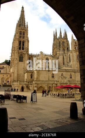 Cathédrale Sainte Marie de Burgos vue par la porte médiévale de Sainte Marie Castille et Leon Espagne Banque D'Images