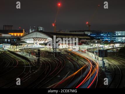 Le rames victorien et les plates-formes de la gare Temple Meads de Bristol sont éclairés la nuit. Banque D'Images