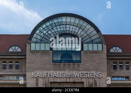 Berlin, Allemagne - 25 août 2020 : vue frontale du célèbre centre commercial Kaufhaus des Westens dans le centre-ville de Berlin Banque D'Images