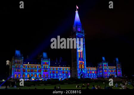 Exposition multimédia de l'histoire et des réalisations de Canda projetée sur les édifices du Parlement à Ottawa. Spectacle de lumière libre « Northern Lights ». Banque D'Images