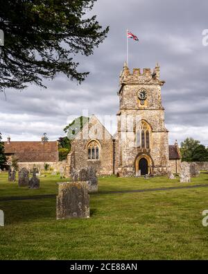 Un drapeau Union Jack vole de la traditionnelle tour gothique de l'église Chetnole à Dorset. Banque D'Images