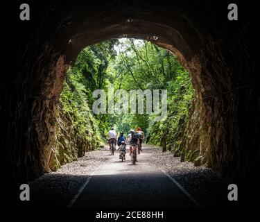 Une famille parcourt la ligne Strawberry, qui fait partie de la route 26 du National cycle Network, au tunnel Shute Shelve près d'Axbridge dans le Somerset. Banque D'Images