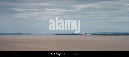 La centrale nucléaire d'Oldbury est située sur les rives de l'estuaire de la rivière Severn, dans le sud du Gloucestershire, comme on l'a vu depuis le pont Severn. Banque D'Images