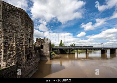 Un train de voyageurs de classe 158 du Great Western Railway traverse la rivière Usk à l'extérieur du château de Newport, dans le sud du pays de Galles. Banque D'Images