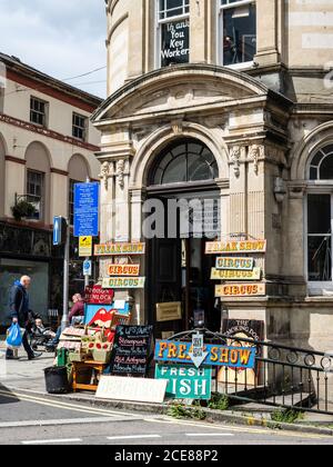 Des panneaux d'époque de Ragamuffins Emporium décorent l'extérieur du bâtiment de style château de la Old Barclays Bank de qualité II à Pontypool, au sud du pays de Galles. Banque D'Images