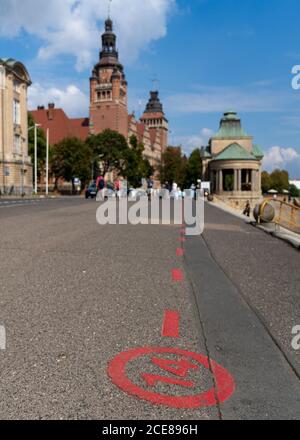 Szchecin, Pologne - 19 août 2020 : vue sur le sentier touristique de la ligne rouge et l'Office de Voivode à Szczecin Banque D'Images