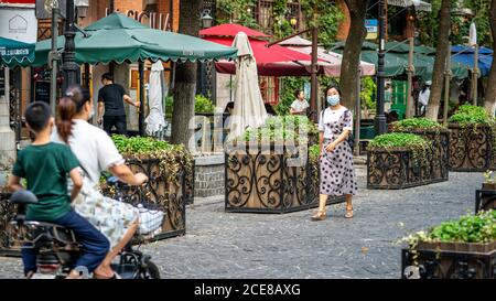 Wuhan Chine , 30 août 2020 : femme portant un masque chirurgical dans la rue piétonne de l'ancien quartier de la concession Hankou à Wuhan Hubei en Chine Banque D'Images