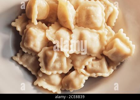 Pelmeni traditionnel, raviolis, boulettes fourrées de viande sur l'assiette Banque D'Images