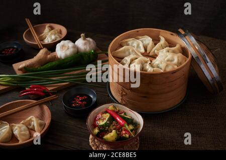 Boulettes chinoises cuites à la vapeur à base de légumes et de porc. Banque D'Images