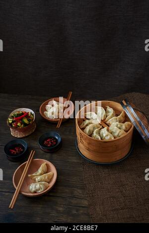 Boulettes chinoises cuites à la vapeur à base de légumes et de porc. Banque D'Images