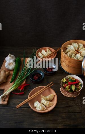 Boulettes chinoises cuites à la vapeur à base de légumes et de porc. Banque D'Images