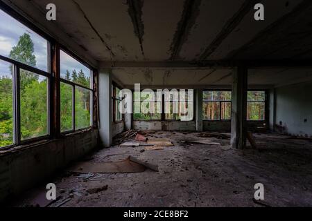 Intérieur d'un bâtiment industriel ou de bureau abandonné foncé Banque D'Images