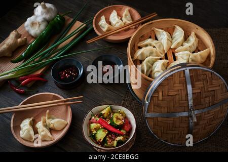Boulettes chinoises cuites à la vapeur à base de légumes et de porc. Banque D'Images
