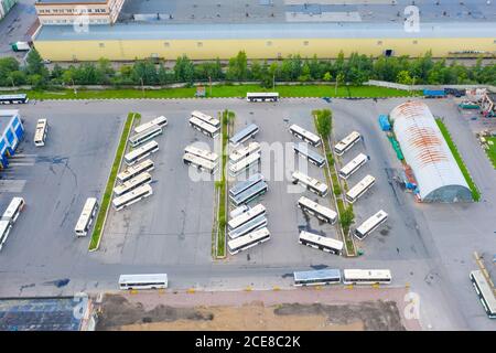 Vue aérienne du parking de bus. Parking bus à proximité de la compagnie de bus Banque D'Images