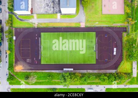 Terrain de sport avec stade de football, basket-ball et tennis, pistes de jogging autour, vue aérienne Banque D'Images
