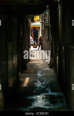 Vue en perspective d'un chemin piétonnier pavé étroit entre les bâtiments abîmés Sur la rue de la ville de Xiamen en Chine Banque D'Images