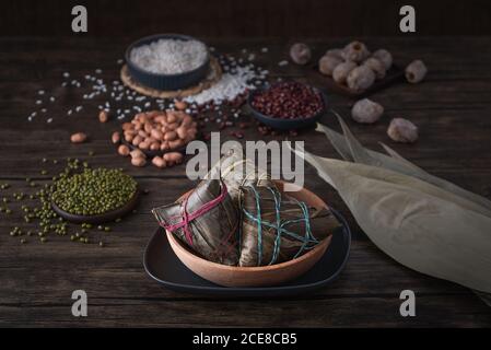 Boulettes de riz traditionnelles chinoises appelées Zongzi. Ils les mangent habituellement pendant le festival traditionnel de bateau Dragon en juin. Banque D'Images