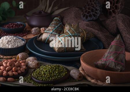 Boulettes de riz traditionnelles chinoises appelées Zongzi. Ils les mangent habituellement pendant le festival traditionnel de bateau Dragon en juin. Banque D'Images