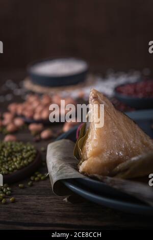 Boulettes de riz traditionnelles chinoises appelées Zongzi. Ils les mangent habituellement pendant le festival traditionnel de bateau Dragon en juin. Banque D'Images