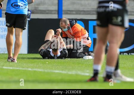 Marc Sneyd (7) de Hull FC tombe mal son genou le forcer à quitter le champ de jeu Banque D'Images