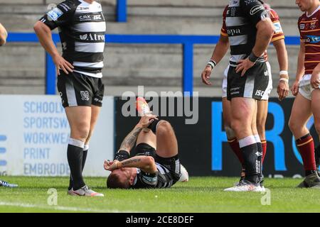 Marc Sneyd (7) de Hull FC tombe mal son genou le forcer à quitter le champ de jeu Banque D'Images