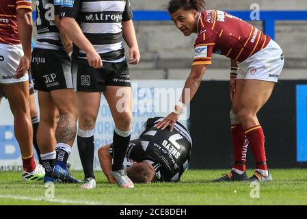 Marc Sneyd (7) de Hull FC tombe mal son genou le forcer à quitter le champ de jeu Banque D'Images