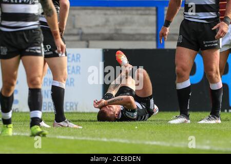 Marc Sneyd (7) de Hull FC tombe mal son genou le forcer à quitter le champ de jeu Banque D'Images