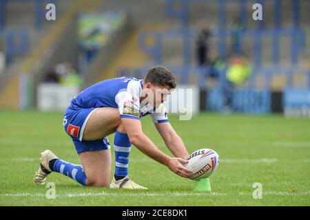 St Helens Lachlan Coote s'aligne sur la conversion. Banque D'Images