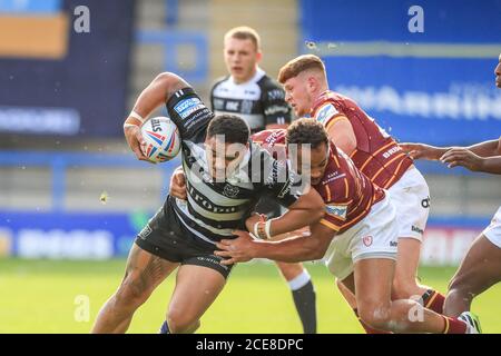 Bureta Faraimo (2) de Hull FC est attaqué par Leroy Cudjoe (21) de Huddersfield Giants Banque D'Images