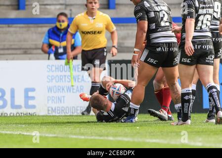 Marc Sneyd (7) de Hull FC tombe mal son genou le forcer à quitter le champ de jeu Banque D'Images