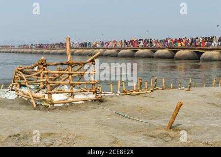 Pèlerins traversant le Gange sur un pont temporaire, Allahabad Kumbh Mela, le plus grand rassemblement religieux du monde, de l'Uttar Pradesh, Inde Banque D'Images