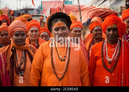 Sadhvi dans orange rouge saree lors d'Allahabad Kumbh Mela, le plus grand rassemblement religieux, de l'Uttar Pradesh, Inde Banque D'Images