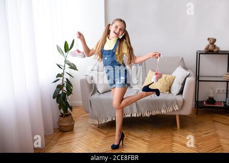 Petite fille portant des chaussures avec une paire de sneakers roses Banque D'Images