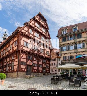 Esslingen, BW / Allemagne - 22 juillet 2020 : vue sur le centre historique de la vieille ville et les cafés de la rue inf Esslingen sur le Neckar Banque D'Images