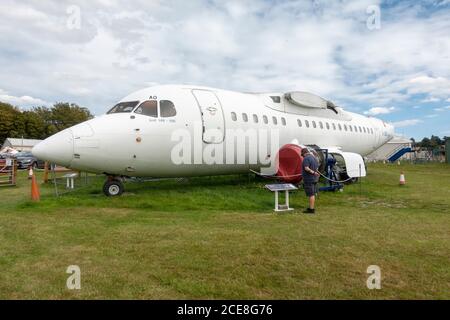 Visiteur se tenant devant le fuselage d'un BAE 146-100 de British Aerospace exposé au de Havilland Museum, Londres Colney, Royaume-Uni. Banque D'Images