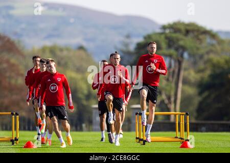 Hensol, pays de Galles, Royaume-Uni. 31 août 2020. Gareth Bale (au centre) avec des coéquipiers lors de l'entraînement de l'équipe nationale de football du pays de Galles au Vale Resort, avant les matchs de l'UEFA Nations League contre la Finlande et la Bulgarie alors que le football international reprend après l'épidémie de coronavirus. Crédit : Mark Hawkins/Alay Live News Banque D'Images