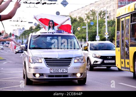 MINSK, - 15 AOÛT 2020 : Сar passager accueille les participants dans un rallye. Les chiffres du sondage de sortie annoncés le 9 août après l'élection présidentielle ont espar Banque D'Images