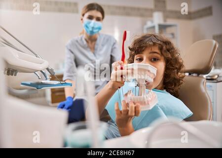 Enfant dans le bureau de dentistes en apprenant sur l'anatomie de la mâchoire Banque D'Images