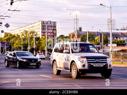 MINSK, - 15 AOÛT 2020 : Сar passager accueille les participants dans un rallye. Les chiffres du sondage de sortie annoncés le 9 août après l'élection présidentielle ont espar Banque D'Images