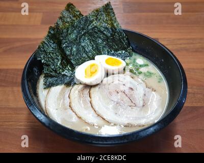 Tonkotsu ramen, ou Hakata ramen, plat de nouilles originaire de Fukuoka, Kyushu, Japon. Bouillon de soupe à base d'os de porc et recouvert de tranches de ventre de porc. Banque D'Images