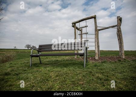 Bamberg, Allemagne. 17 mars 2020. Bamberg, Allemagne 17 mars 2020: Photos symboliques - 2020 espaces vides sur le terrain de jeu, un banc et un cadre de jeu, fonctionnalité/symbole/photo/caractéristique/détail/| usage dans le monde crédit: dpa/Alay Live News Banque D'Images