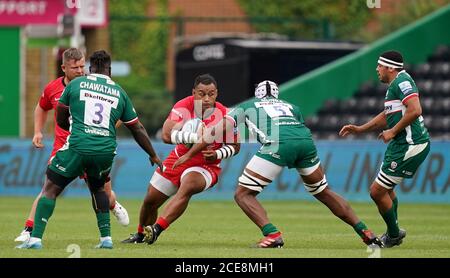 Billy Vunipola (au centre) de Saracens est attaqué par Chunya Munga de Londres Irish lors du match de Premiership de Gallagher à Twickenham Stoop, Londres. Banque D'Images